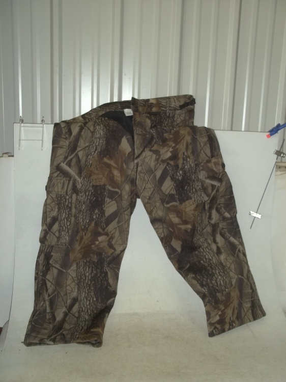 lot 105 image: Camo Hunting Pants XL Insulated