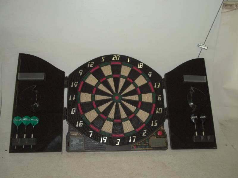 lot 108 image: Dart Board Game