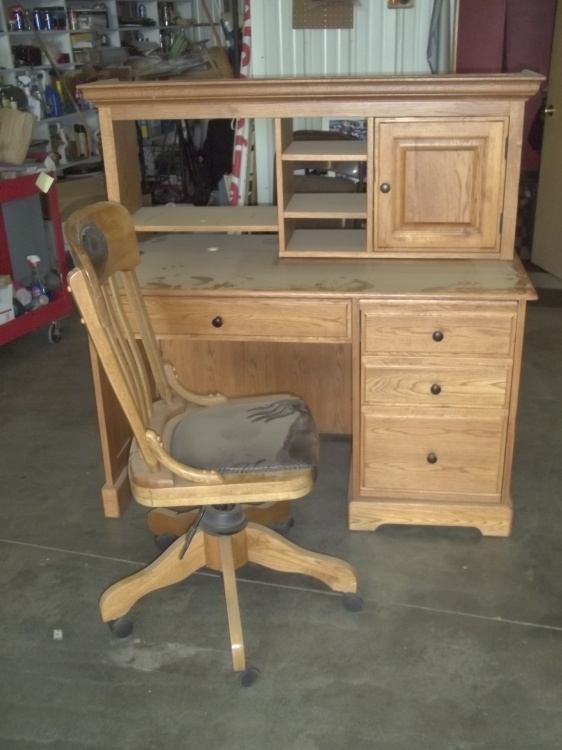 lot 140 image: Office Chair with Computer Desk