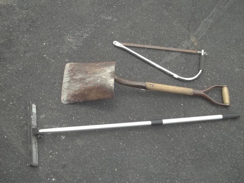 lot 152 image: Shovel, Saw and Nail Magnet
