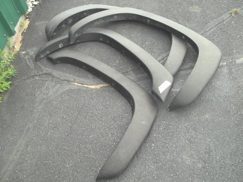 lot 154 image: Fender Flarings for 2001 Chevy  GMC Truck