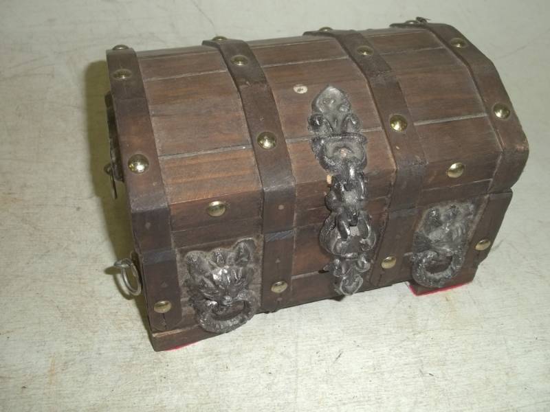 lot 160 image: Wood Trinket Box