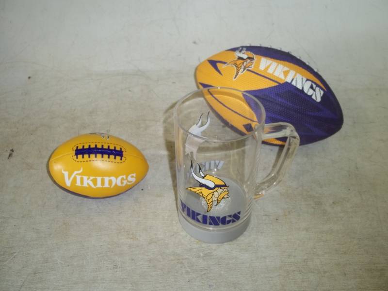 lot 190 image: Vikings Dcor includes lighted Mug and 2 Footballs