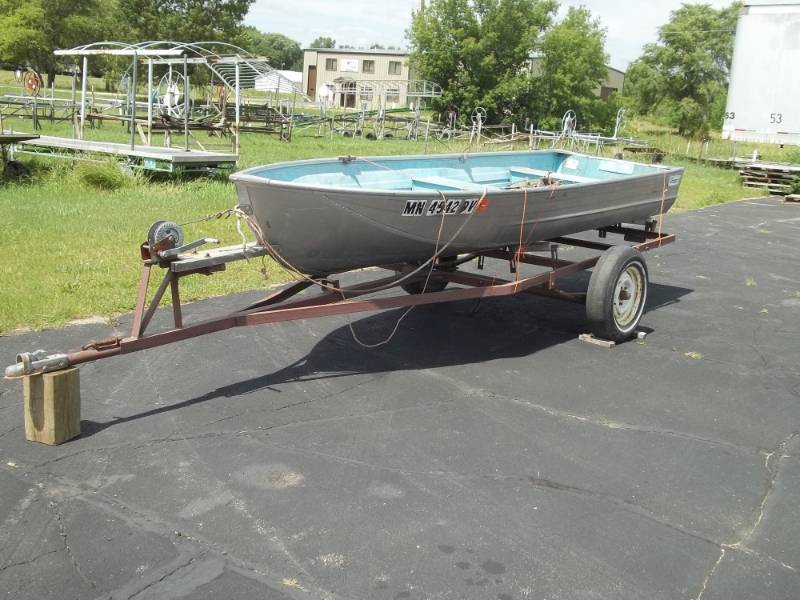 lot 4 image: 14 Delhi Fishing Boat with Motor and Trailer