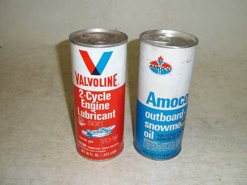 lot 194 image: 2 Vintage 2 Cycle Oil