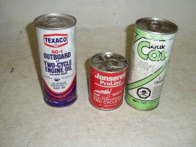 lot 195 image: 3 Vintage 2 Cycle Oil