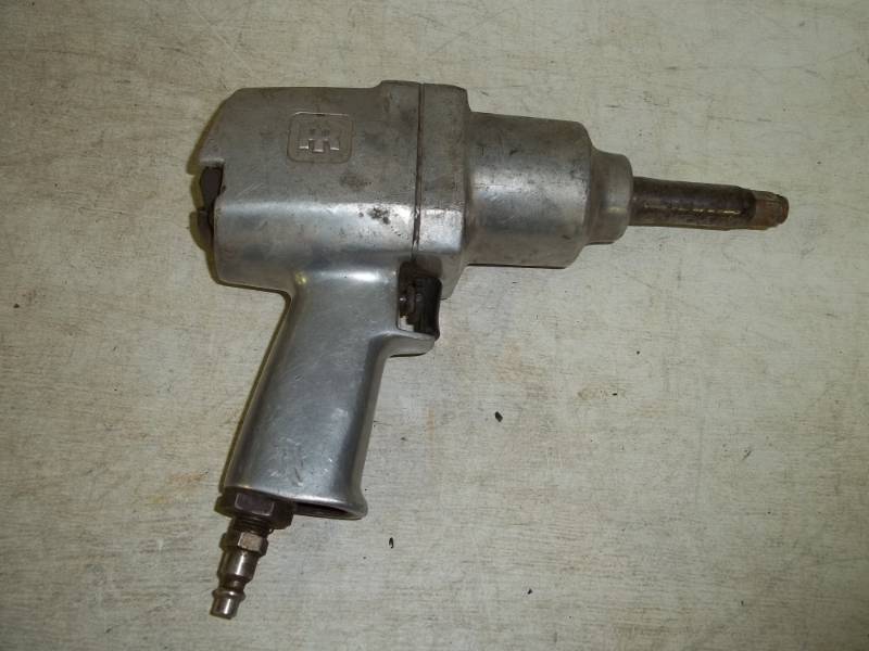 lot 210 image: 12 Air Impact Wrench