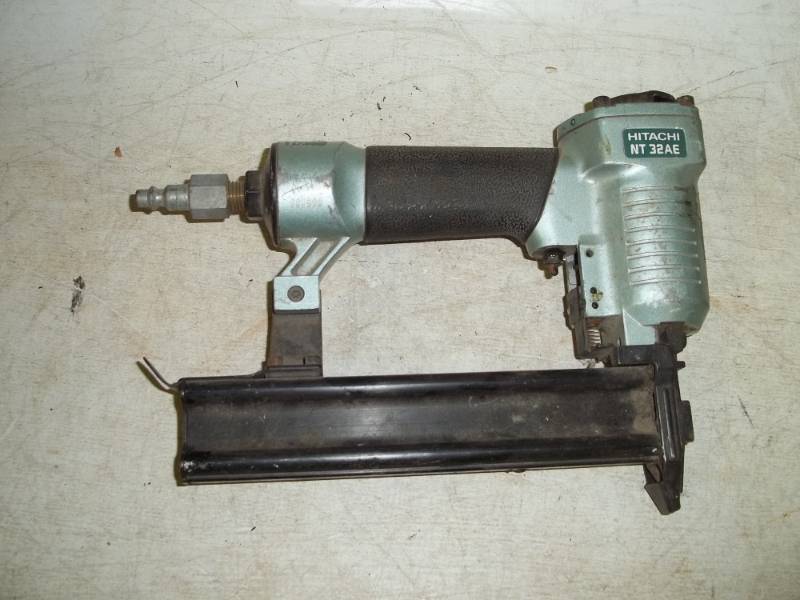 lot 213 image: 1 14 Air Brad Nailer