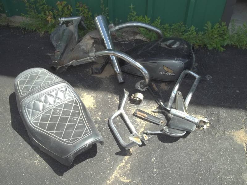 lot 229 image: Motorcycle parts including Gas tank and Seat