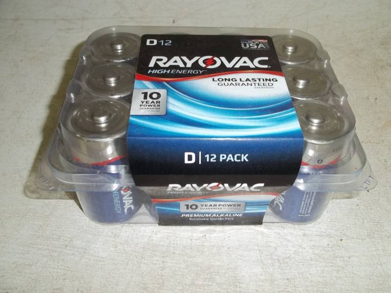 lot 234 image: 12 D Batteries