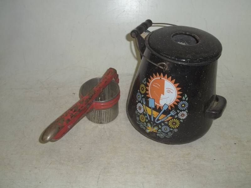 lot 242 image: Vintage Ricer and Kettle