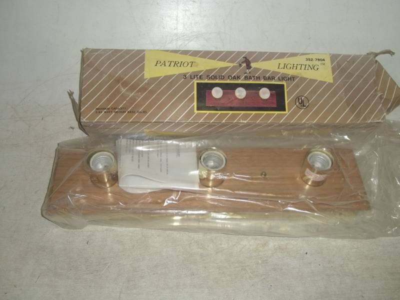 lot 243 image: 3 light bar light