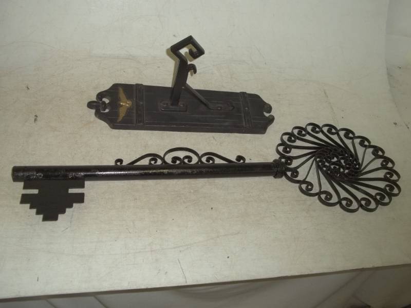 lot 246 image: Key Dcor