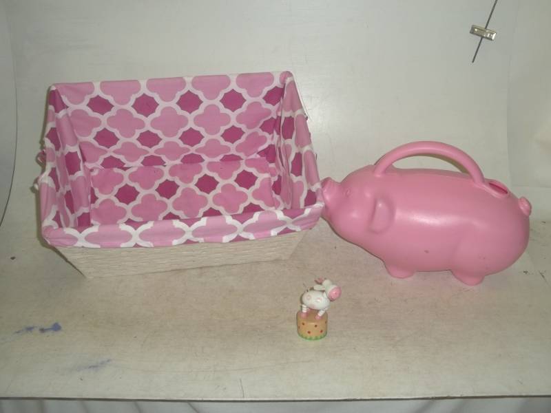 lot 254 image: Pink Dcor
