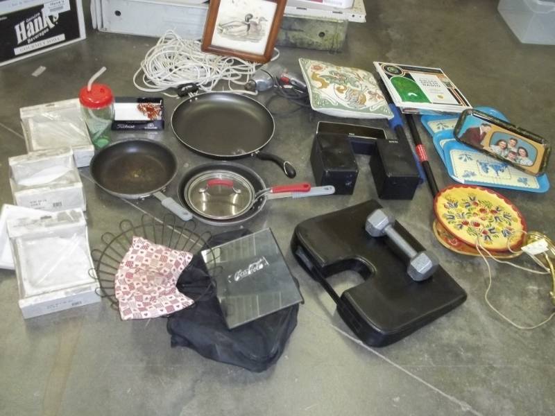 lot 260 image: Assorted Lot includes speakers, Household Dcor,  Tile Accessories and more