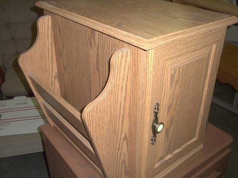 lot 277 image: Magazine Rack End Table 15 x 22 x 20