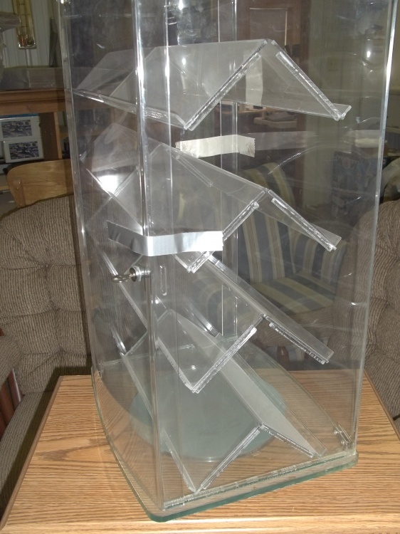 lot 278 image: Plastic Display Rack with Key, Top is cracked 14 x 12 x 24