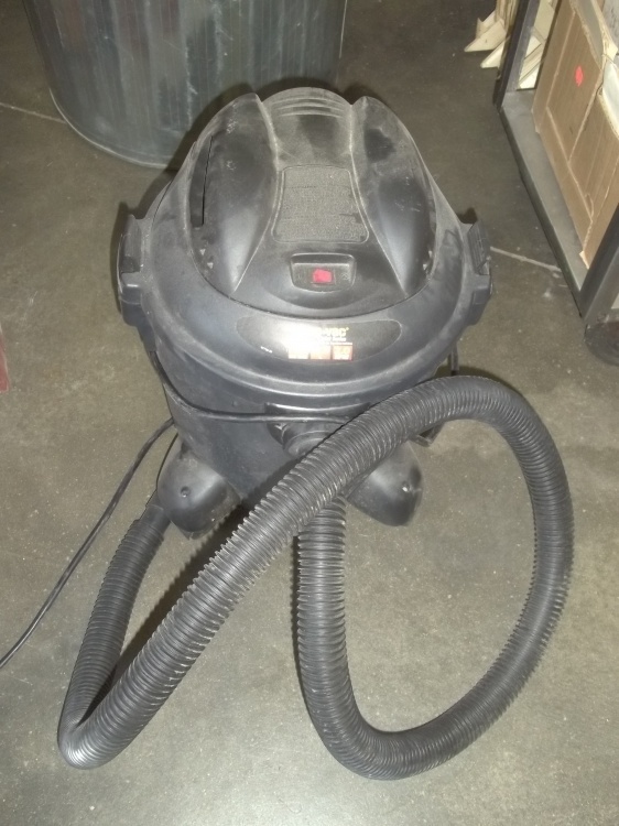 lot 305 image: 5 Gallon Shop Vac