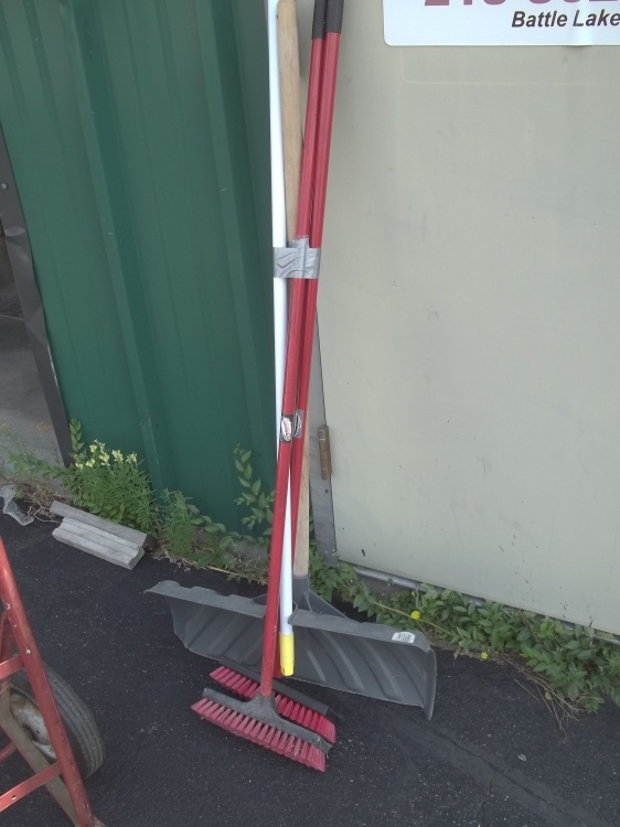 lot 313 image: Snow Shovel and 2 Cleaning brushes