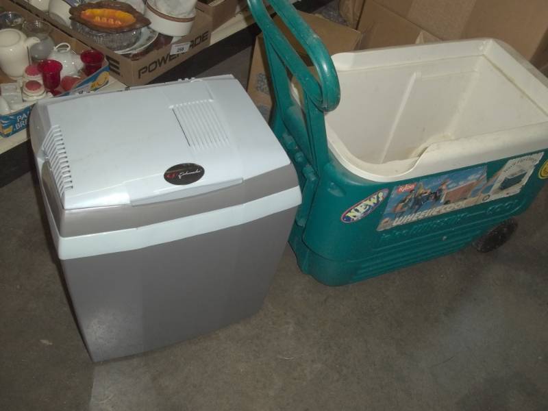 lot 356 image: 12 V Cooler and Ice Chest with no cover