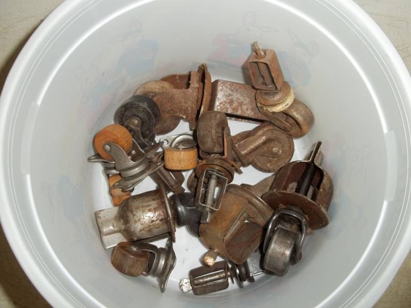 lot 367 image: Assorted Vintage Castors