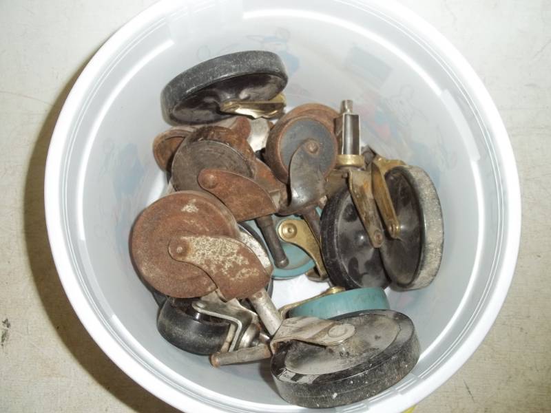 lot 368 image: Assorted Castors