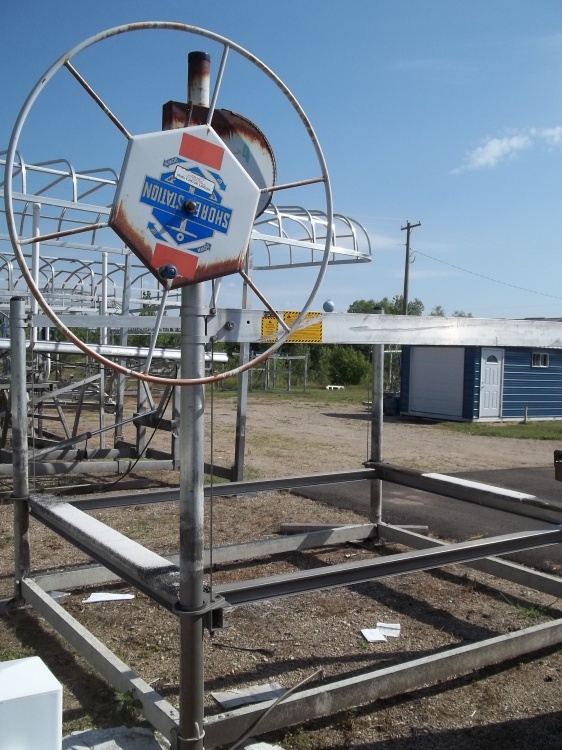 lot 379 image: Aluminum Shore Station Boat Lift 84 Wide