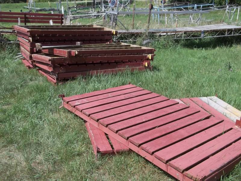 lot 391 image: 105 of Wood Standing dock 4 Wide with Bench and ramp