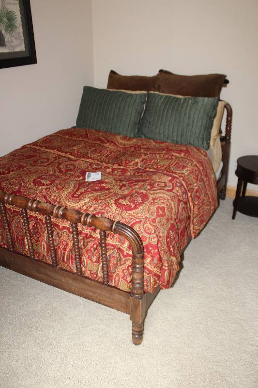 lot 7 image: Wood Frame Queen Bed w Headboard, Footboard, Bedding