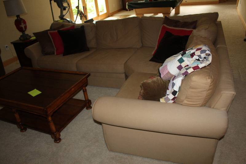 lot 3 image: 3-Piece Sectional Couch w Pillows