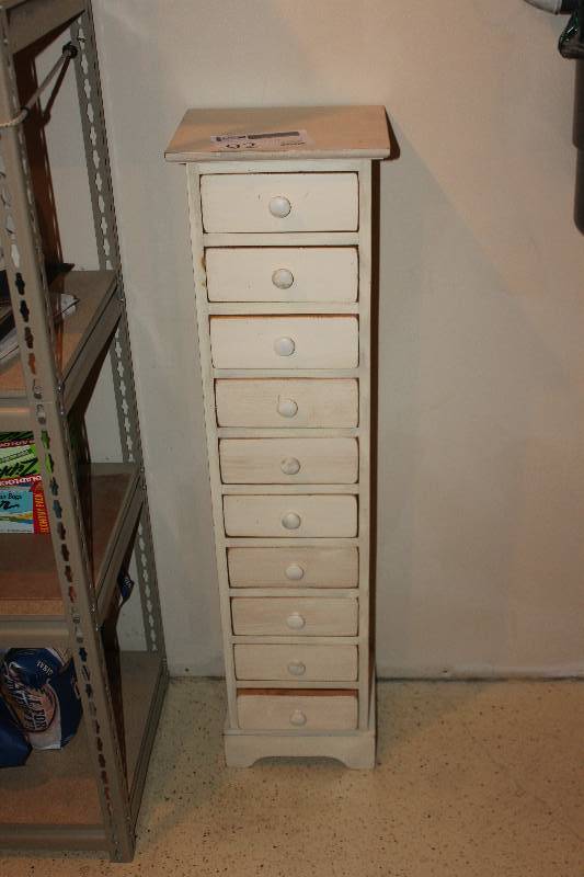 lot 92 image: 10-Drawer Dresser