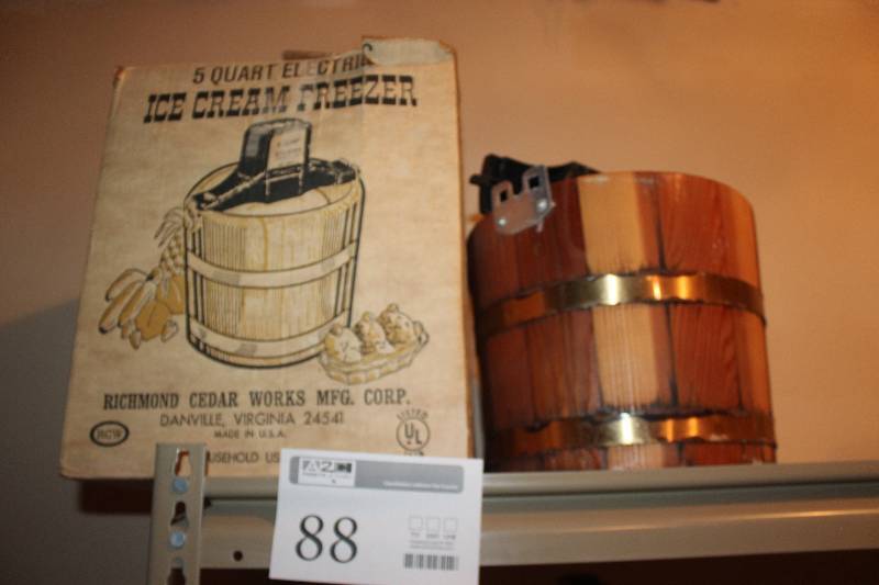 lot 88 image: 8-Quart Electric Ice Cream Maker w Instructions