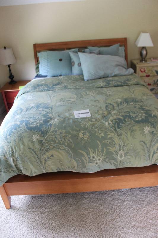 lot 5 image: Wood Frame Queen Bed w Headboard, Footboard, Bedding