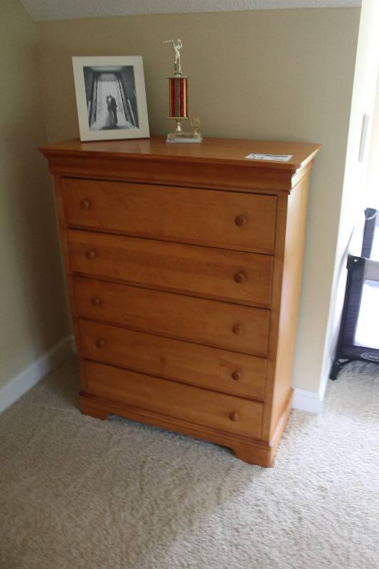 lot 14 image: Stanley Wood 5-Drawer Dresser