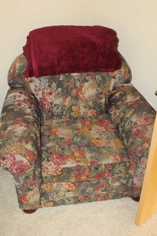 lot 15 image: Living Room Chair