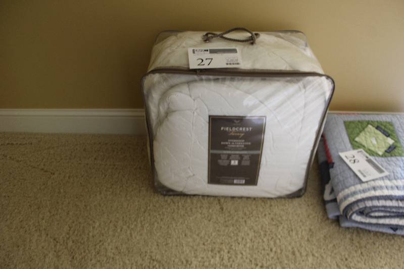 lot 27 image: Comforter