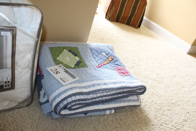 lot 28 image: Quilt