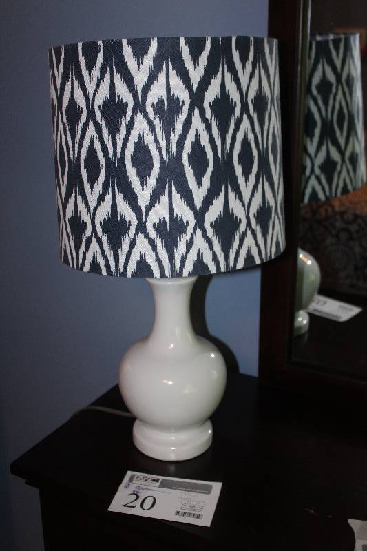lot 20 image: Table Lamp