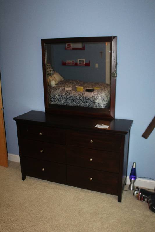 lot 16 image: Dresser w Mirror