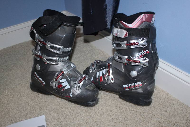 lot 129 image: Technica Ski Boots 315mm
