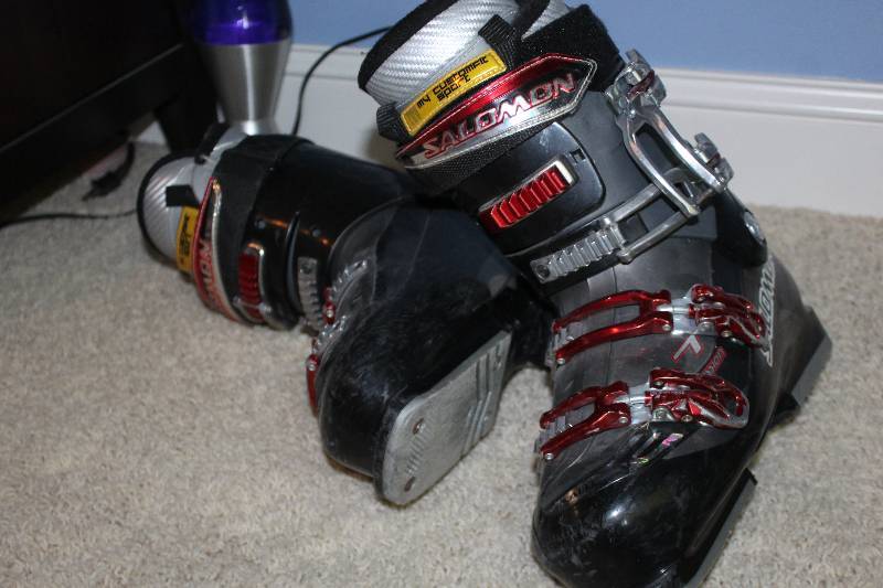 lot 127 image: Solomon Ski Boots 26