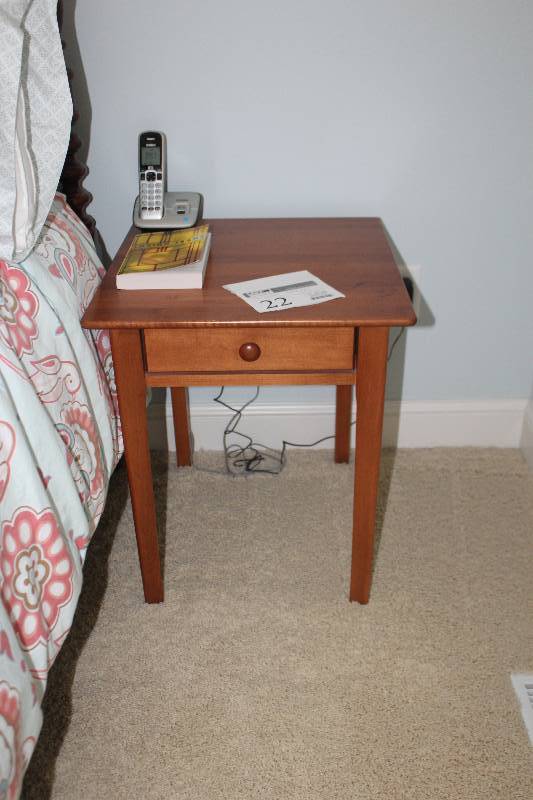 lot 22 image: Side Table