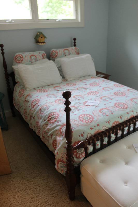 lot 6 image: 4-Post Wood Frame Double Bed w Bedding