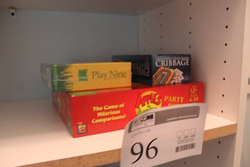 lot 96 image: Board Games - Cribbage, Play Nine, Apples
