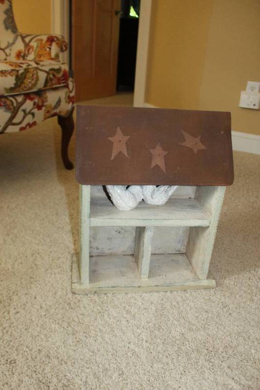 lot 34 image: Dollhouse Shelf