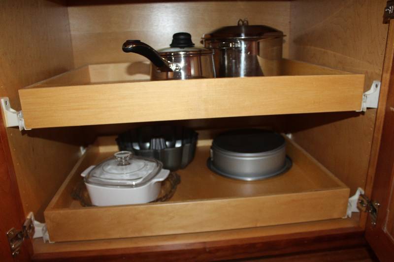 lot 63 image: Pans, Glassware, Bundt Cake Mold