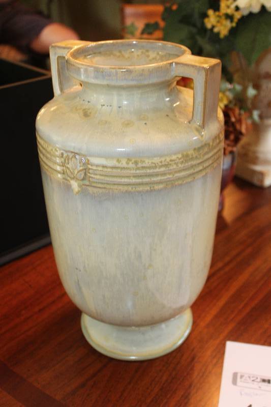 lot 46 image: Global Views Vase