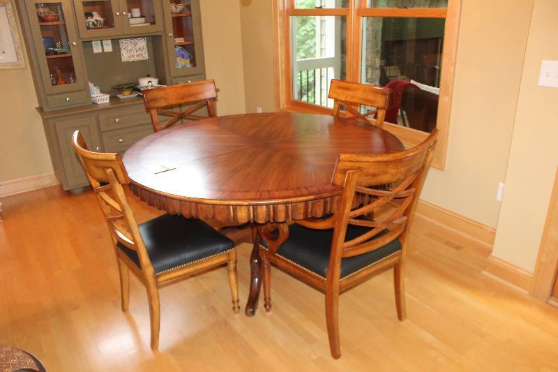 lot 1 image: Round Formal Dining Table, 4-Chairs, Leaf