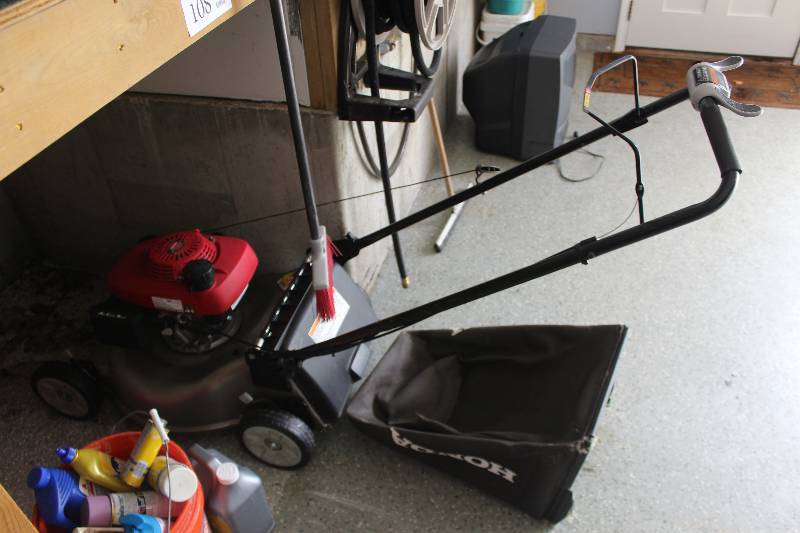 lot 107 image: Honda Push Mower w Bag