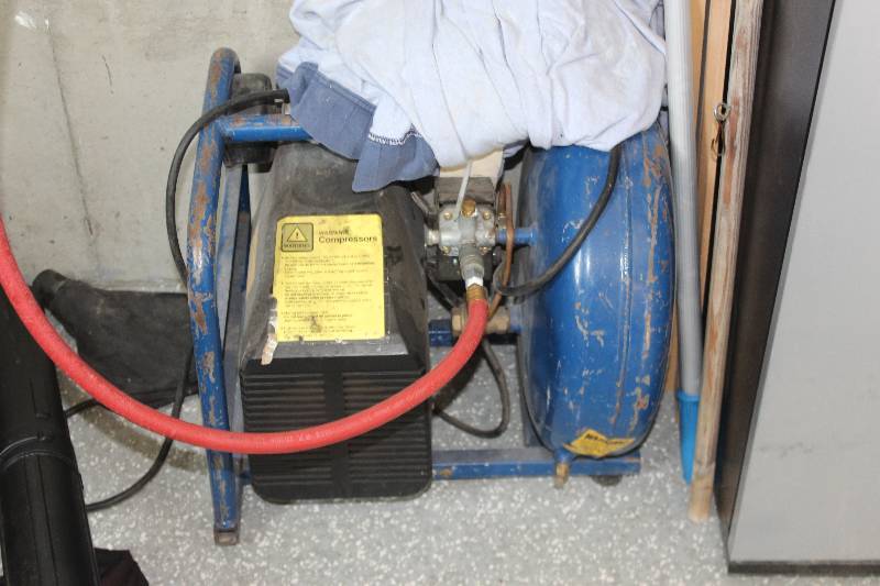 lot 113 image: 2002 4-Gallon 125 psi Air Compressor
